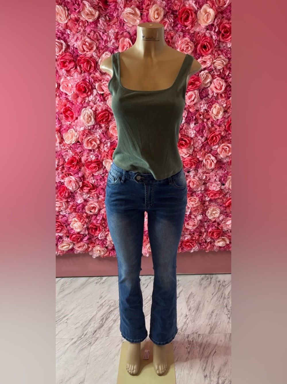 Bold Dark Wash Bootcut Jeans with Faded Accents(match-up#4)